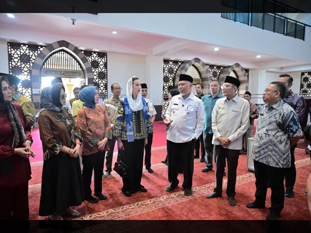 Hoaks! Menteri Pariwisata Pakai Sepatu di Masjid Raya Sumbar Dibantah Kabiro Adpim: Buk Menteri Pakai Kaos Kaki }